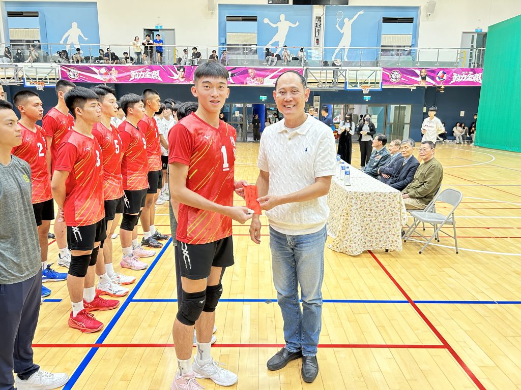 基金會致贈官校排球校隊加菜金